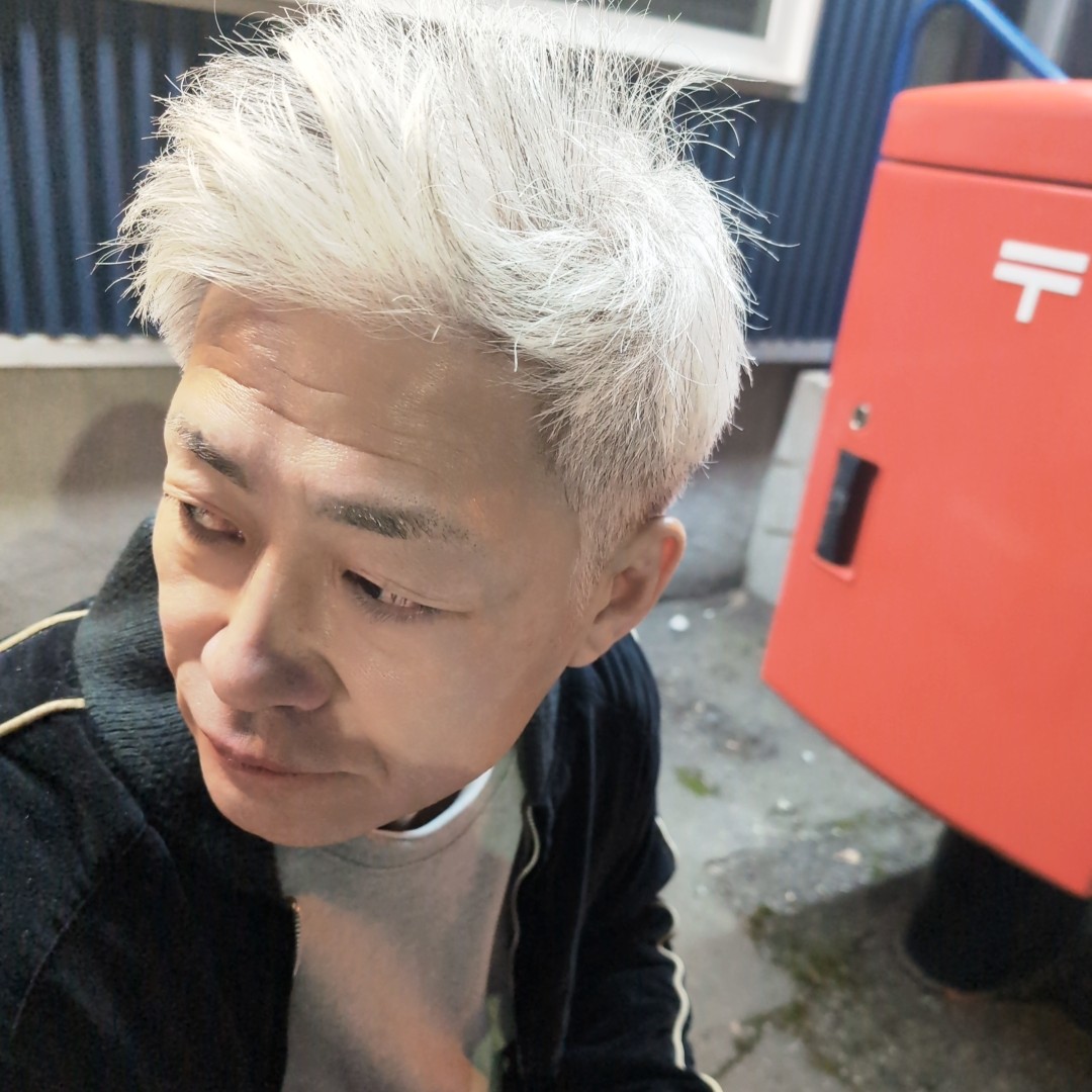 ススキノの路地裏にある、昭和レトロスナック「ひなぎく」です。ママとまーちゃんが出勤！
20時からラスト営業
飲み放題2時間4000円〜。カラオケ歌い放題。おひとりさま、カップル、スナック初心者大歓迎🥂🍾💖🙇