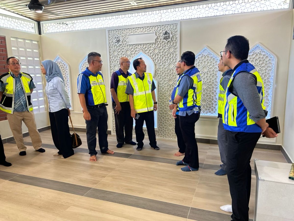 LLMrasmi's tweet photo. YBrs. Ketua Pengarah LLM telah turun padang ke projek pembinaan surau baharu di Hentian Sebelah Sungai Bakap (U) yang telah mula beroperasi pada 18 Mac 2026 bagi meninjau sendiri tahap kesiapsiagaan serta pengoperasian fasiliti yang disediakan untuk kemudahan pengguna lebuh raya. https://t.co/z40Utr5Xlv