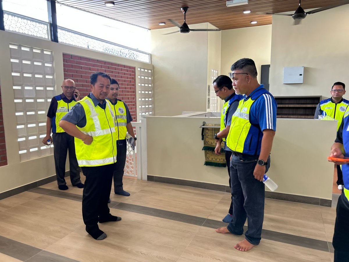 LLMrasmi's tweet photo. YBrs. Ketua Pengarah LLM telah turun padang ke projek pembinaan surau baharu di Hentian Sebelah Sungai Bakap (U) yang telah mula beroperasi pada 18 Mac 2026 bagi meninjau sendiri tahap kesiapsiagaan serta pengoperasian fasiliti yang disediakan untuk kemudahan pengguna lebuh raya. https://t.co/z40Utr5Xlv