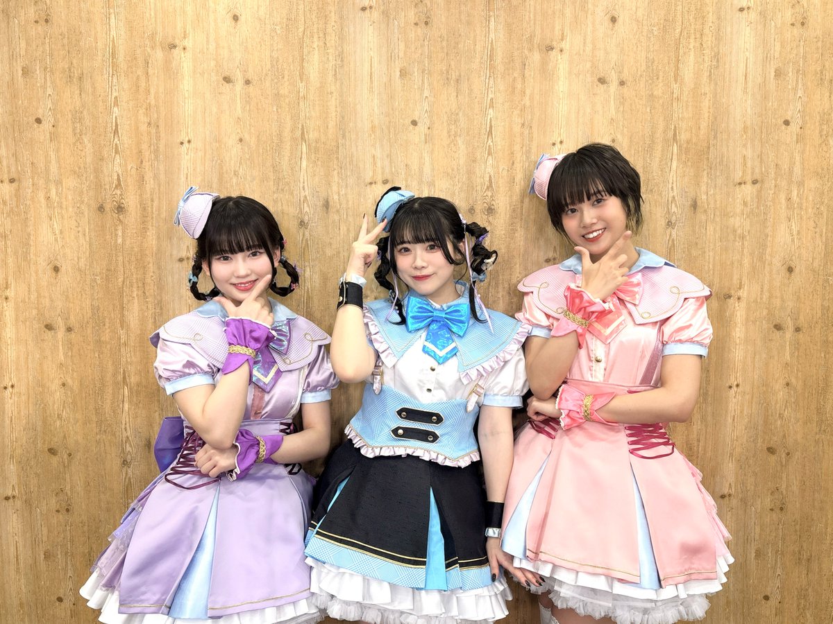 precure_marv's tweet photo. ／
まもなく配信スタート❣️
＼
本日19時00分から「石井あみのわくわく！知りタイム」📢

配信前お写真をお届け📷✨

配信中3人へのコメントもたくさんお待ちしています💎
ぜひ遊びにきてください😊
配信の感想は #あみタイム をつけて投稿💌

⏰時間：3/25㊌19時00～生配信
🩵出演者
　MC： #石井あみ
　ゲスト： #熊田茜音 #増井優花

配信URLはこちら▼
https://t.co/SDyJzNhi3u
#プリキュア #precure