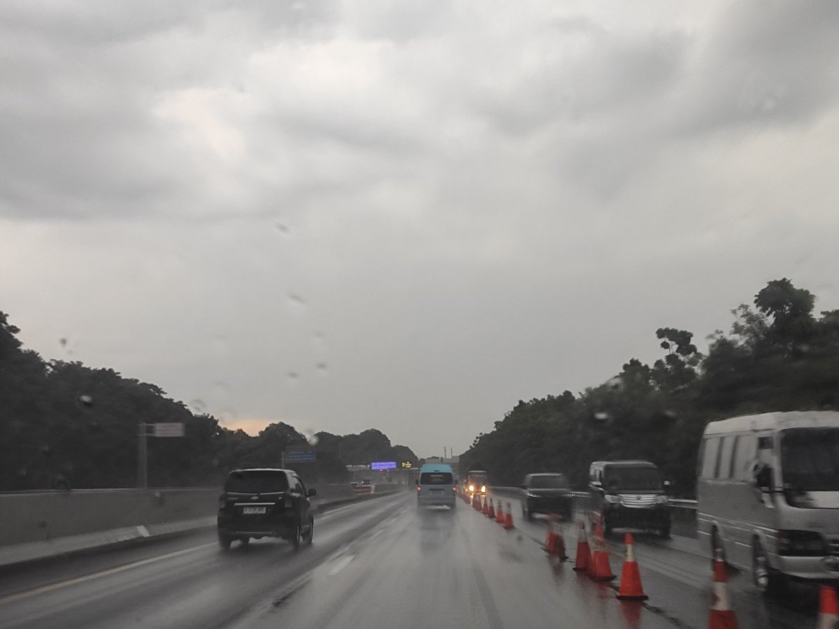 javakoek40's tweet photo. @SonoraFM92 @RadioElshinta @PTJASAMARGA @NTMCLantasPolri #Arusbalik #Tol_Japek KM 72 arah Jakarta ramai lancar Contra flow Rah Jakarta https://t.co/GPsIgrEjcb