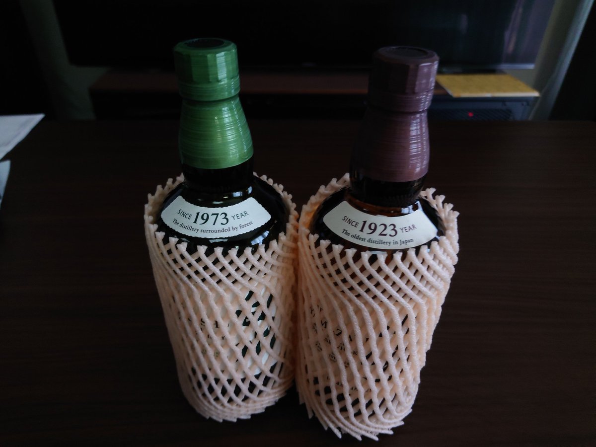 __prier__'s tweet photo. イオンの月イチ予約便で予約出来たNVの山崎と白州を、奥様が回収して来てくれました。
中々12年18年はお目にかかれません。値上げ前にストック出来て良かった
＃TWLC #山崎 ＃白州 https://t.co/SdzlThn6ab