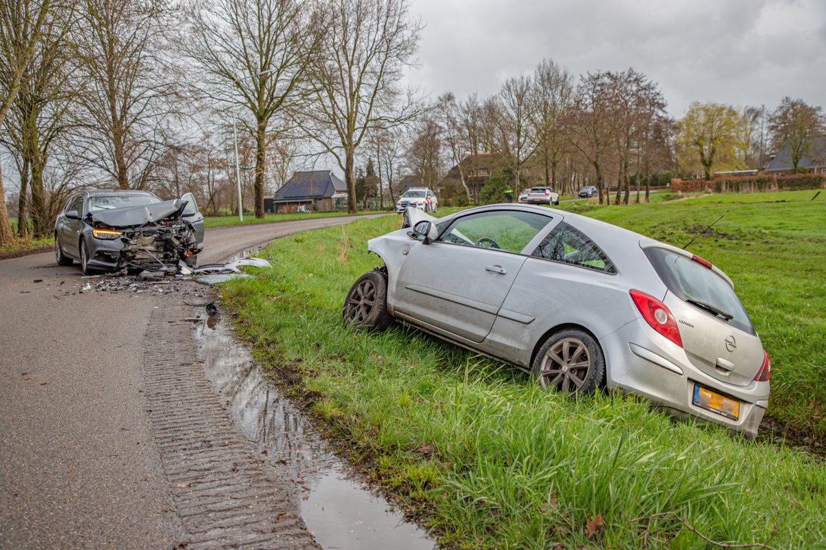 Gewonde bij frontale botsing tussen twee auto's bij Eastermar
