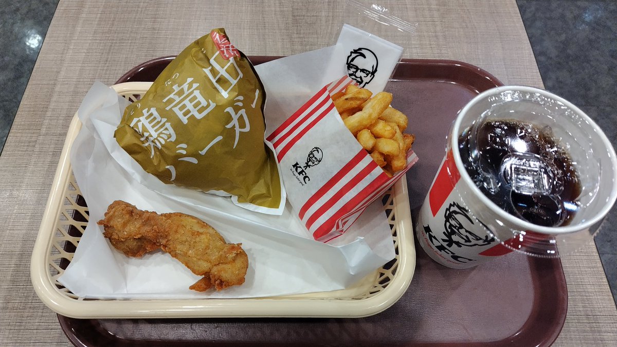 TMN_RK's tweet photo. 鶏竜田スタートダッシュ決めた！つい���に新メニューのチキンも🍗

KFCの鶏竜田、やっはり旨え！出来立てはジューシーでバーガー全体に油がまわる。だけど、生姜風味がしっかり後追いするからくどくない。

まるかじりケンタは旨さ凝縮・食べ応え有り・クソ高い。ポテンシャルはあるんだけどなぁ〜🤔 https://t.co/fWeBN3UuSO