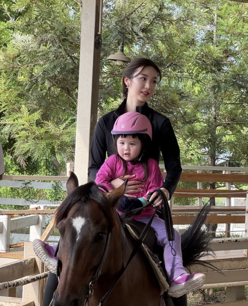 ต้าเหนิงอุ้มตัวซีเคร็ทขี่ม้า