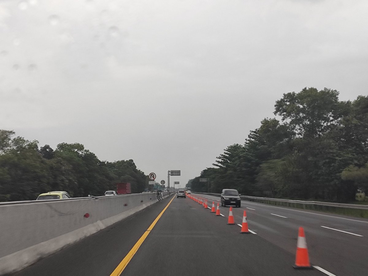 javakoek40's tweet photo. @SonoraFM92 @RadioElshinta @PTJASAMARGA @NTMCLantasPolri #Arusbalik #Tol_Japek KM 69 ramai lancar, Contra flow arah Jakarta https://t.co/UlDcqtAWoj