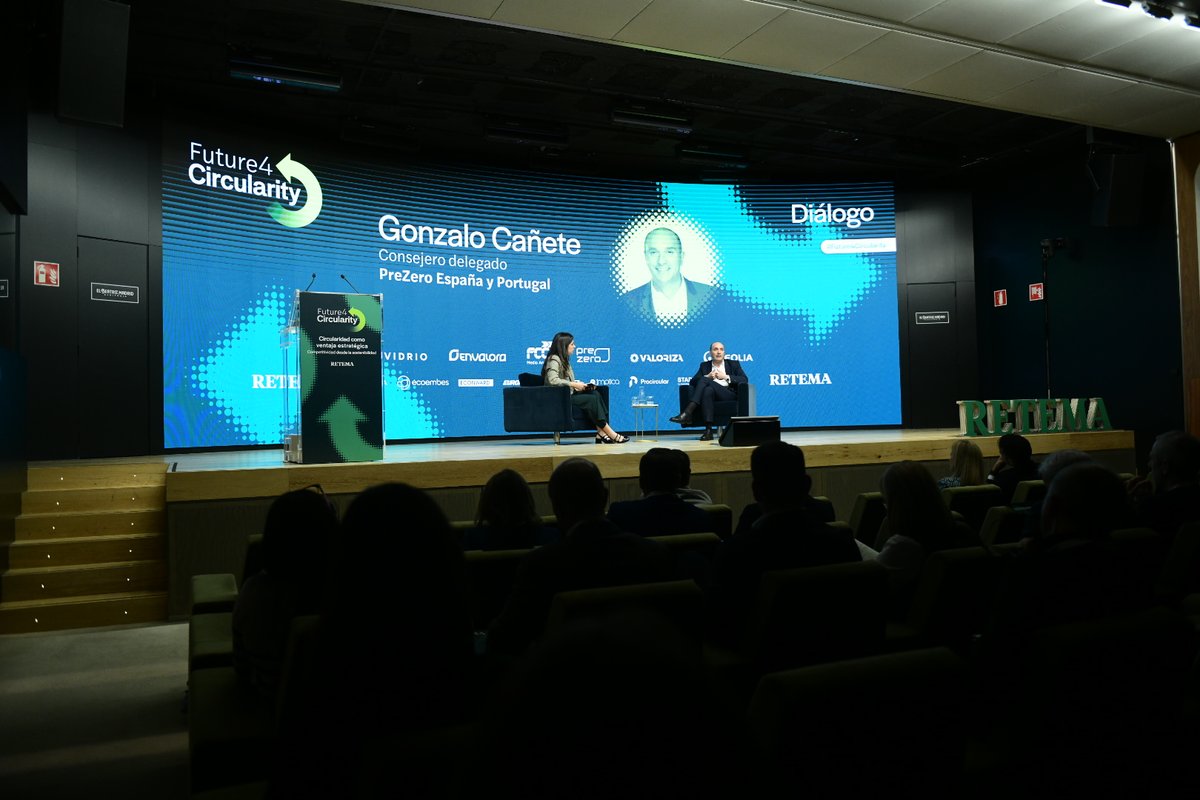 RevistaRETEMA's tweet photo. @elbeatrizmadrid @Patriciaenverde @mitecogob @GomezPalenque @minturgob 👤 Comienza el diálogo con Gonzalo Cañete (@gcl_79), consejero delegado de @PreZero_ES, en #Future4Circularity 2026.
La gestión de residuos, la inversión en infraestructuras y el papel de las empresas, en el centro del debate. https://t.co/niHlcxMTcr
