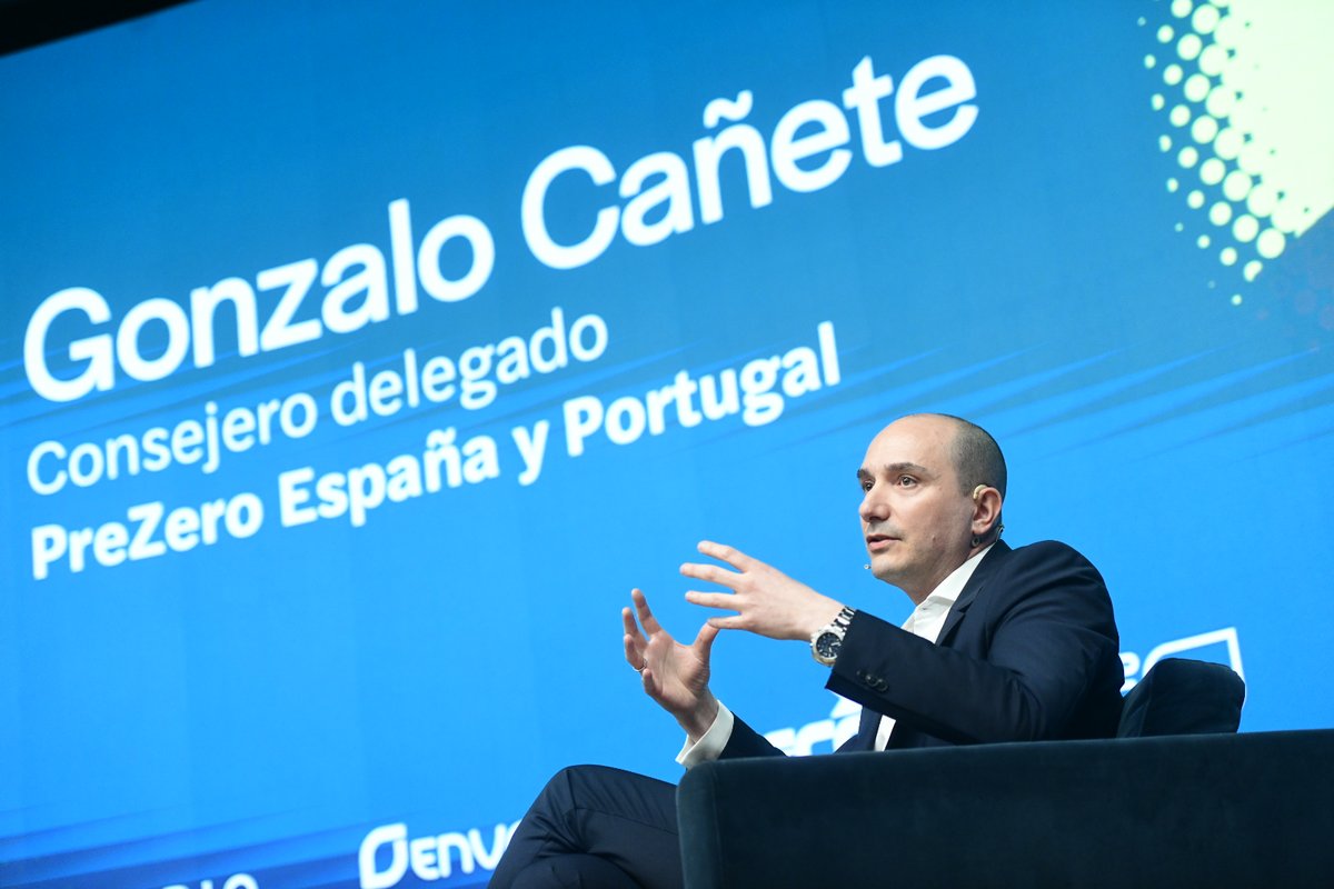 RevistaRETEMA's tweet photo. @elbeatrizmadrid @Patriciaenverde @mitecogob @GomezPalenque @minturgob 👤 Comienza el diálogo con Gonzalo Cañete (@gcl_79), consejero delegado de @PreZero_ES, en #Future4Circularity 2026.
La gestión de residuos, la inversión en infraestructuras y el papel de las empresas, en el centro del debate. https://t.co/niHlcxMTcr
