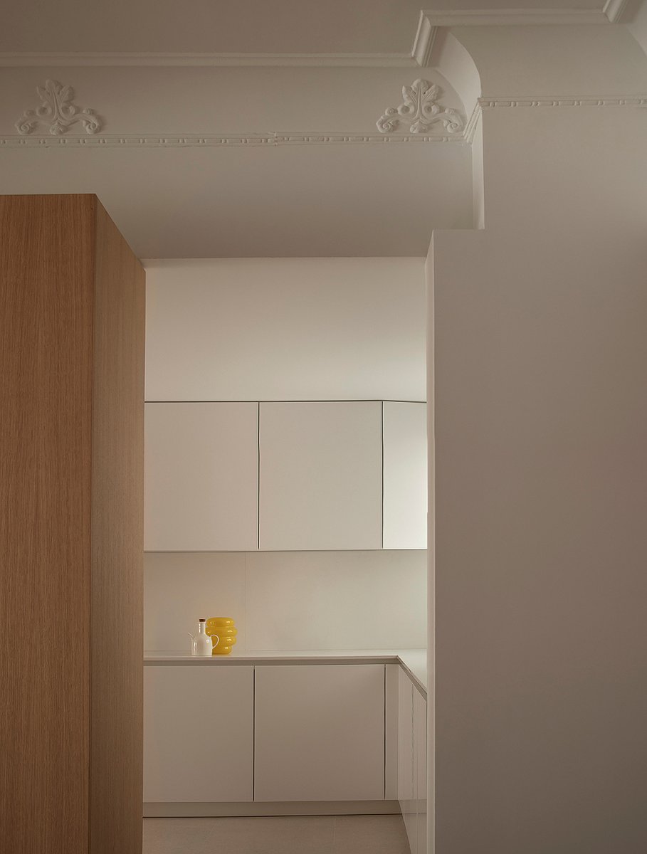 Interior_es's tweet image. DG Arquitecto renovated this #apartment built in 1952, transforming a fragmented space into a sober, warm, and functional one. The layout is articulated through three oak volumes with different uses.
-&amp;gt; Photography: Mariela Apollonio
-&amp;gt; interioresminimalistas.com/2026/03/25/coh…
-&amp;gt; #wood #Valencia