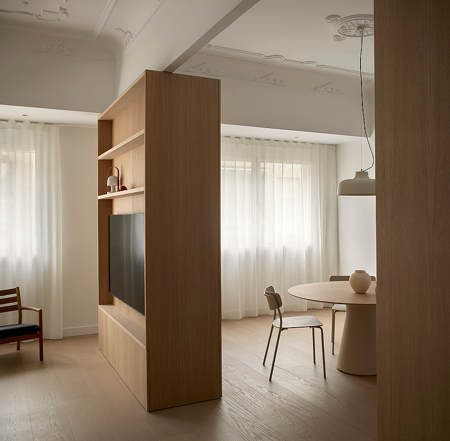 Interior_es's tweet image. DG Arquitecto renovated this #apartment built in 1952, transforming a fragmented space into a sober, warm, and functional one. The layout is articulated through three oak volumes with different uses.
-&amp;gt; Photography: Mariela Apollonio
-&amp;gt; interioresminimalistas.com/2026/03/25/coh…
-&amp;gt; #wood #Valencia