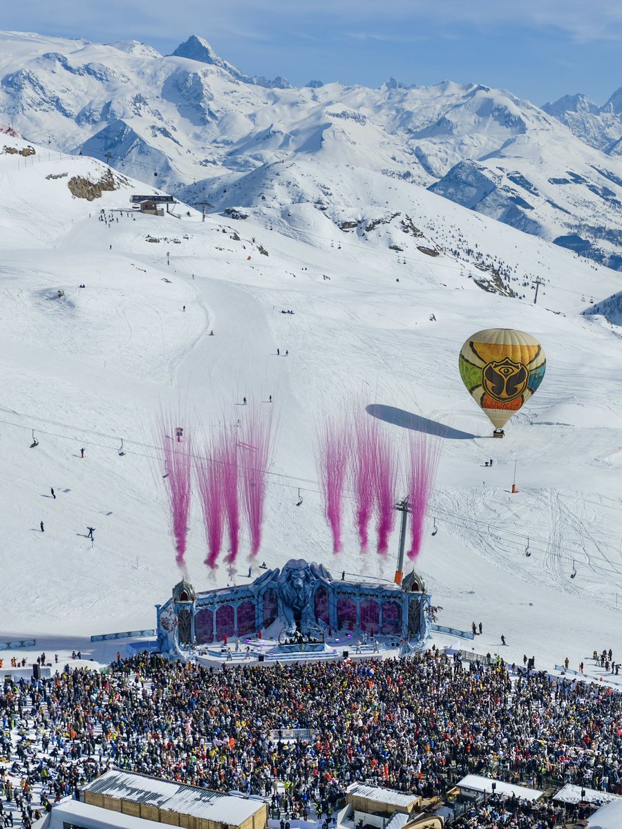 TMLwinter's tweet photo. Where music meets the mountains. Tomorrowland Winter in all its glory. https://t.co/zWSexTs9jU