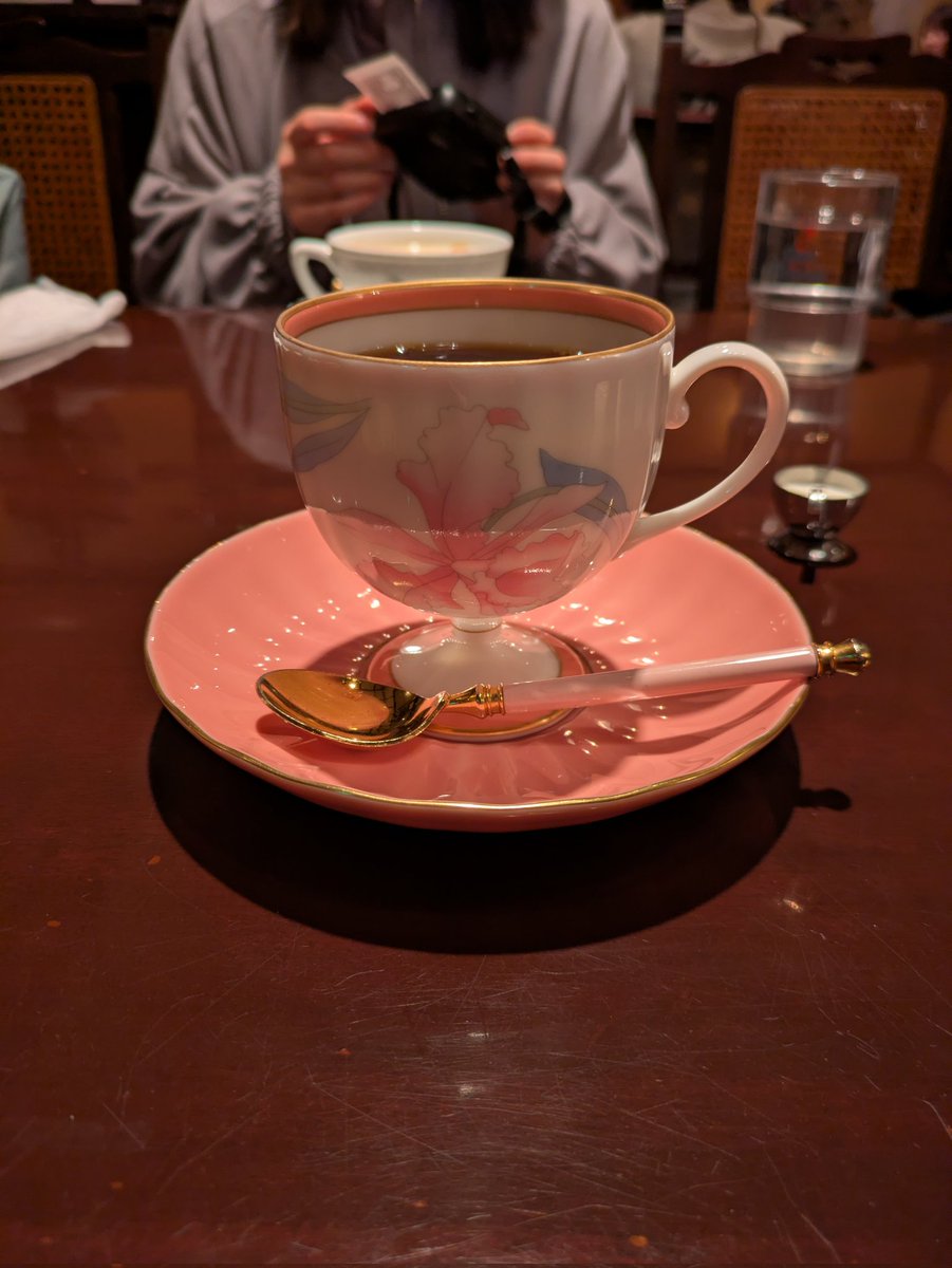 bk_beeeans's tweet photo. 天文館マノン(天文館)
創業100年を超える老舗喫茶店。喫煙可能。
レトロで落ち着いた店内だが若い人も多く賑やかで、親しみやすい雰囲気。
パンやハンバーガーが美味しそうだったが胃袋の都合で今回は断念。旅行の締めくくりにのんびりさせてもらいました。また来よう。 https://t.co/FN5kCR052E