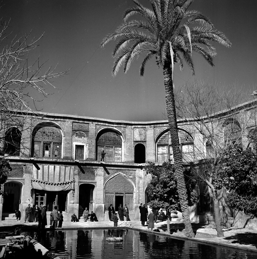 Roger-Viollet tweet media