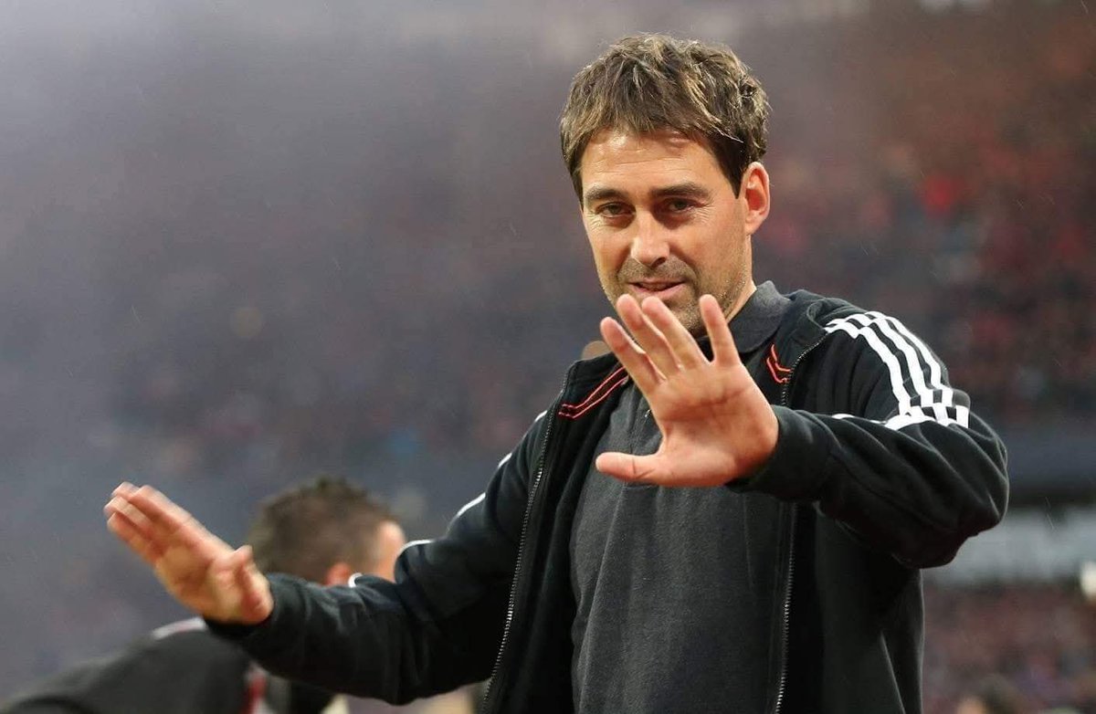 من شوية كنت بتفرج علي اول ماتش لفايلر في السوبر المصري امام الزمالك في 2019

فايلر قبل الماتش بساعتين لما دخل وشاف شكل الجماهير في المدرج قال :. عارف انكم بتلعبوا من ٩ سنين بدون جمهور لكن أي جماهير بتحتاج انتصارات وبطولات و أداء مقنع في الملعب أولا قبل اي شئ .. 

 الأهلي فـ