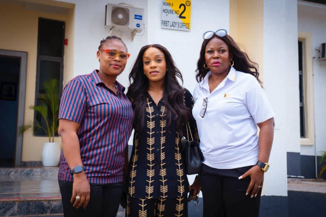 ObikaCy's tweet photo. @adaorasoludo Hosts #CityBoyMovement LG Women Leaders, Deputies; Charges Them to Mobilize Women for @Tinubu’s Re-election

Chidiebele Obika | #CBMAnambra | I-Witness News

https://t.co/Kq4pKAFUbU @STinubu https://t.co/X12zk7JIBo