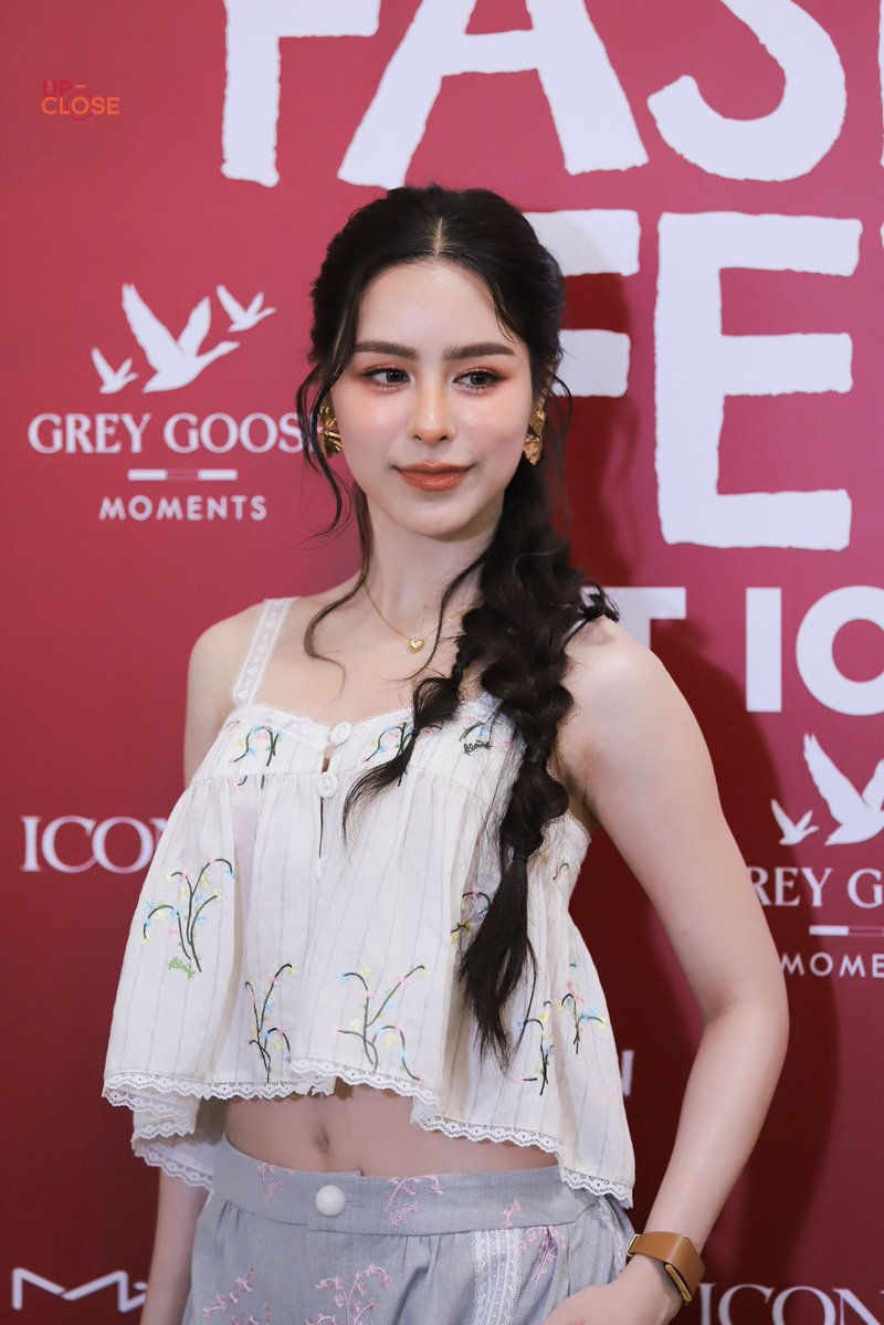 The Up-close tweet media