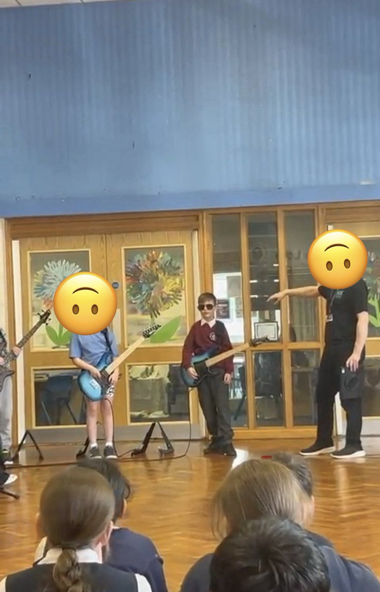 Invisiblebear84's tweet photo. When the eldest lad rocks up to a music performance thinking he’s the next @Johnny_Marr ! Go on Hayden! #CharmingBoy #NoPanic #EasyMoney https://t.co/s90utzh2zR