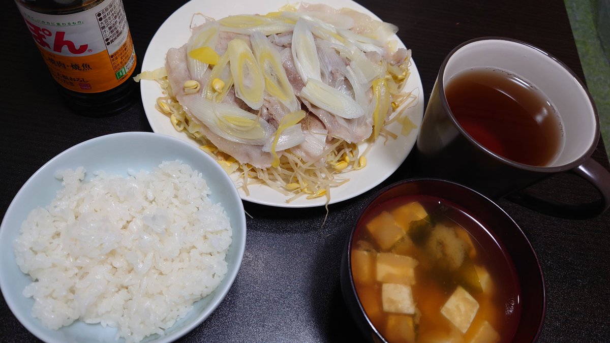 K_Rattyee's tweet photo. 今晩は、豚バラともやしキャベのさっぱり蒸し。
いただきます。
#らっちゃん御飯 https://t.co/Ah6OAJnJAY