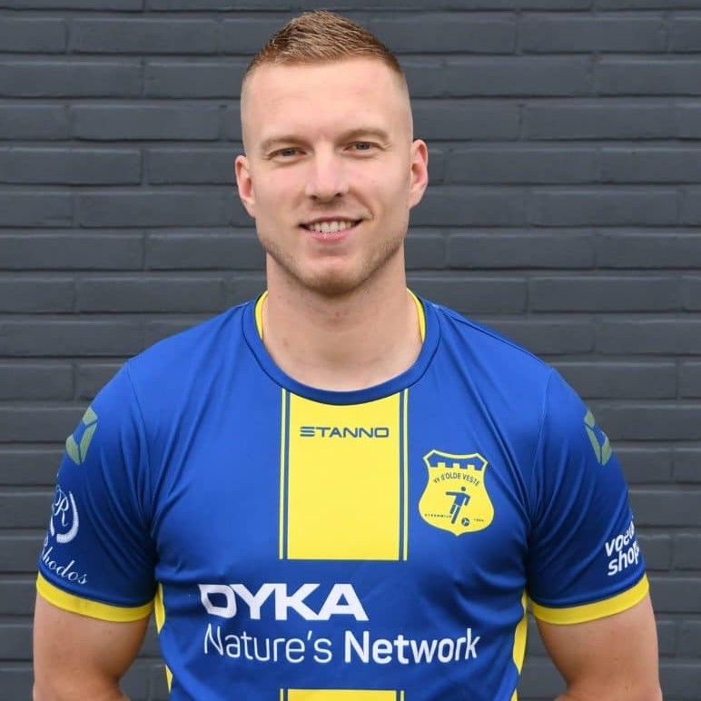 Na een korte periode van twijfel heeft Tom Kisjes besloten om ook komend seizoen het shirt van Olde Veste te dragen. Daarmee plakt de spits opnieuw een jaar vast aan een inmiddels indrukwekkende periode bij de club.

oldeveste.com/nieuws-ov1/tom…