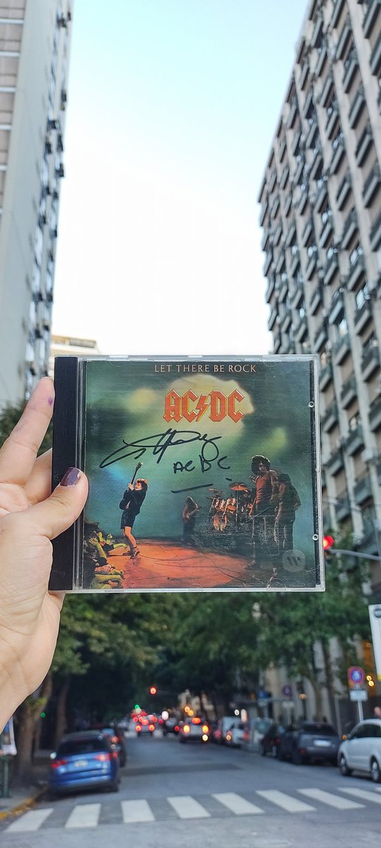 𝑐 𝑎 𝑛 𝑛 CONOCÍ A ANGUS YOUNG Y NOEL GALLAGHER tweet media