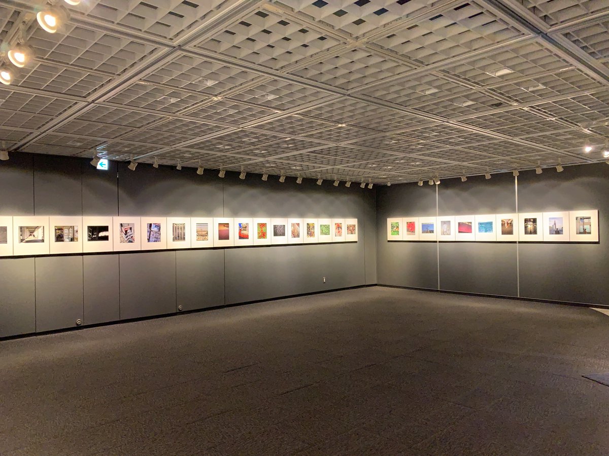 aidemsirius's tweet photo. 小坂元 写真展「ロカンタンの箱庭」
期間：2026/03/26(木) ～ 2026/04/01(水)

外の世界を撮影することが、自己の無意識と向き合うことに繋がっているという小坂氏。淡々としているけれど、なんとなく不安や不均等を感じるような写真群が並びます。

#写真展 https://t.co/QKj3j09wp8