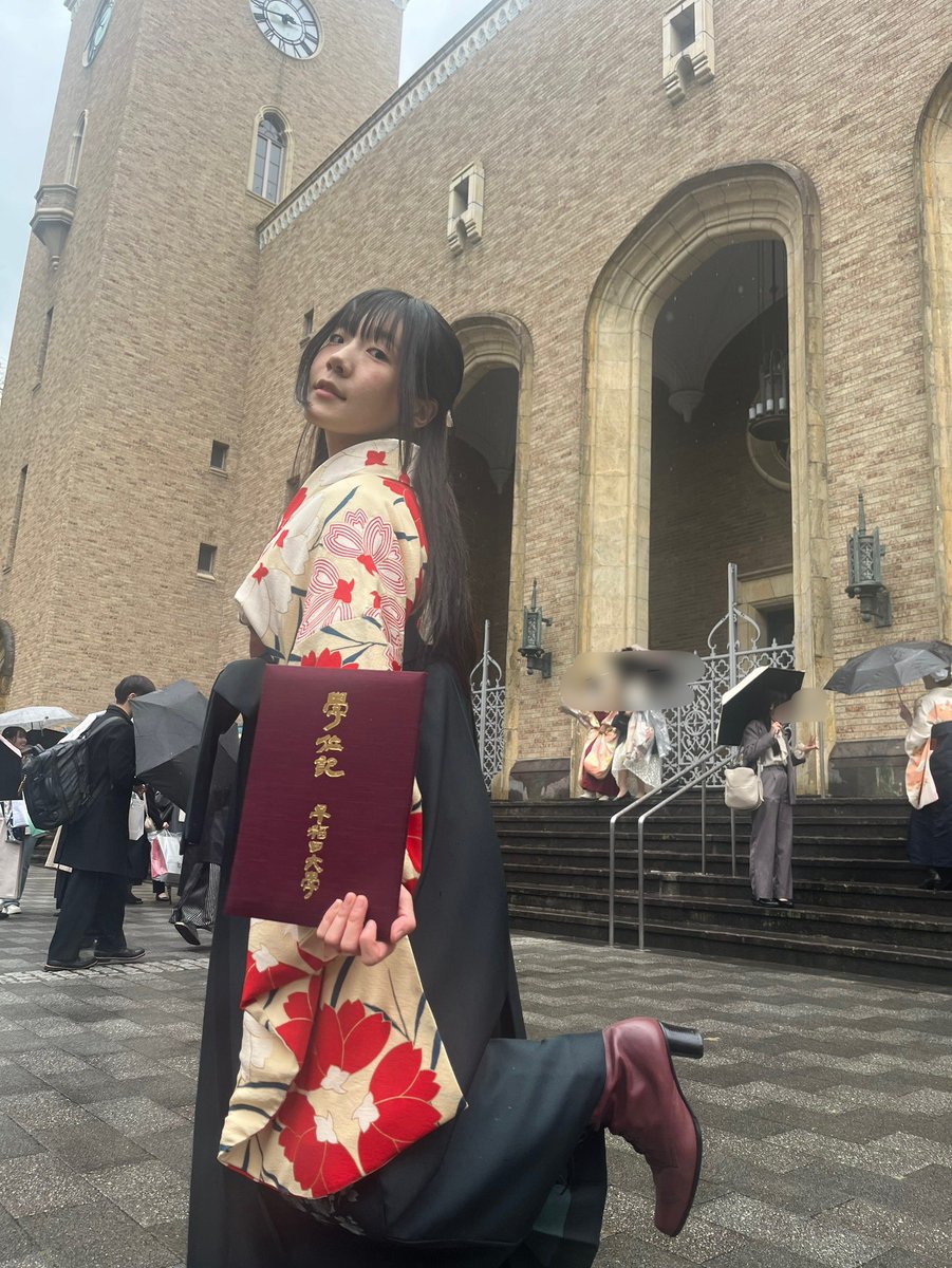 Fu_kaname's tweet photo. 卒業してきたよ〜

職業シンガーソングライター爆誕、誠意精進！ https://t.co/Anr9yIdg9y
