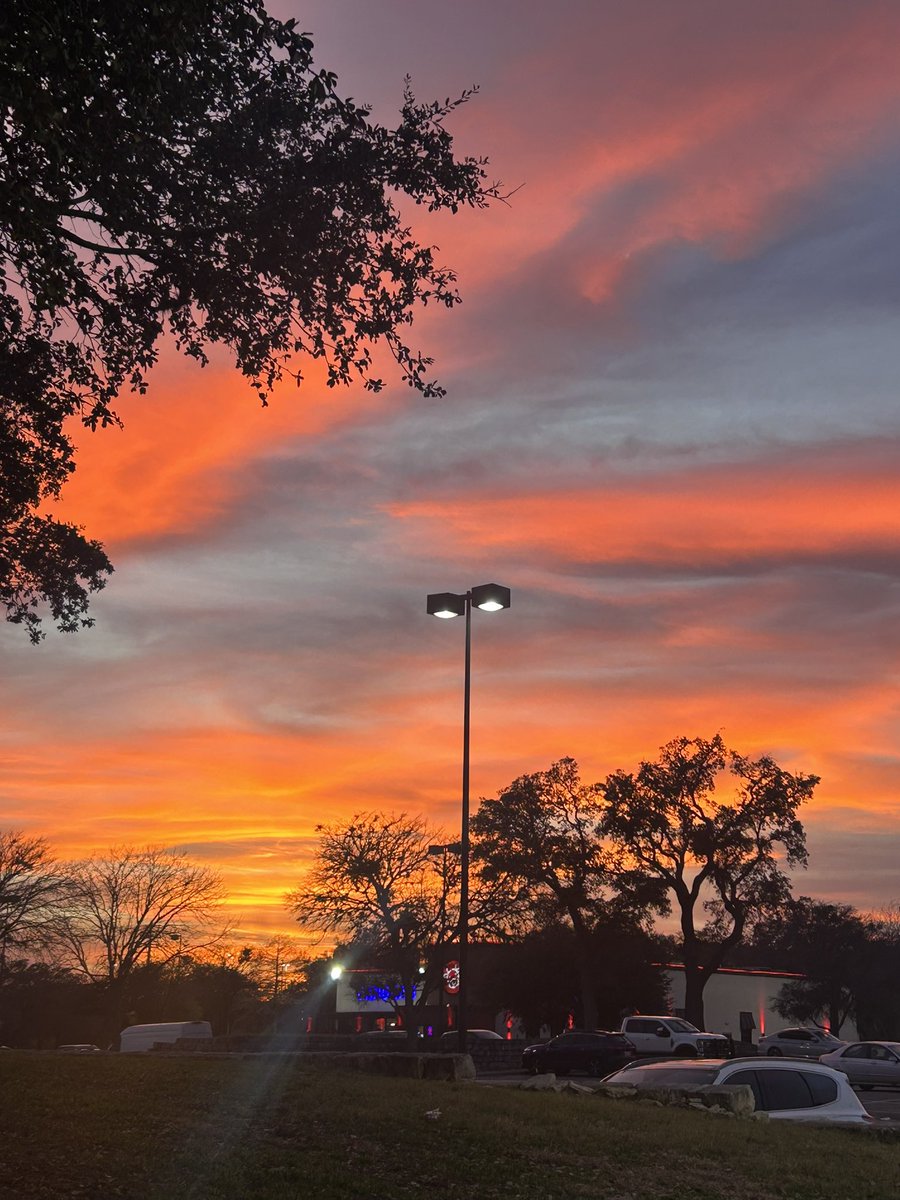 DanielaDiVe's tweet photo. pasan los años y los atardeceres siguen siendo tan nuestros como siempre https://t.co/ViWpCh7Xin