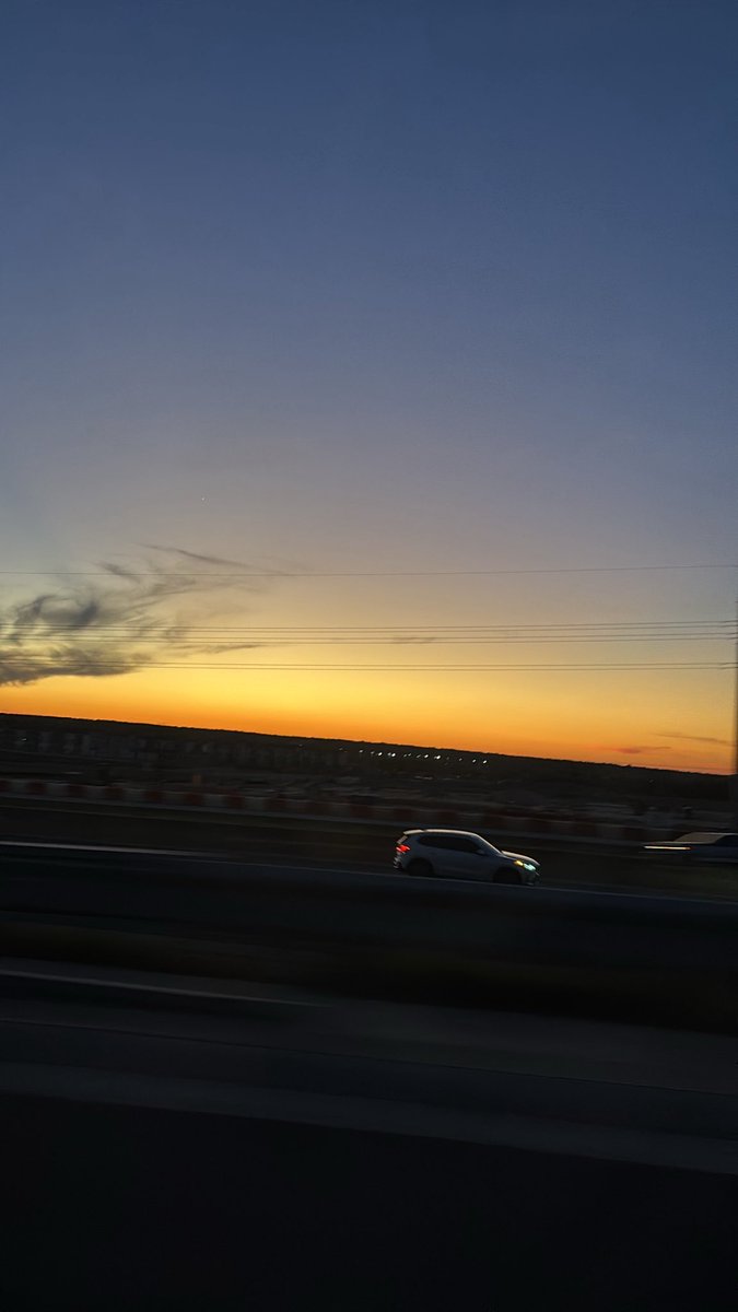 DanielaDiVe's tweet photo. pasan los años y los atardeceres siguen siendo tan nuestros como siempre https://t.co/ViWpCh7Xin