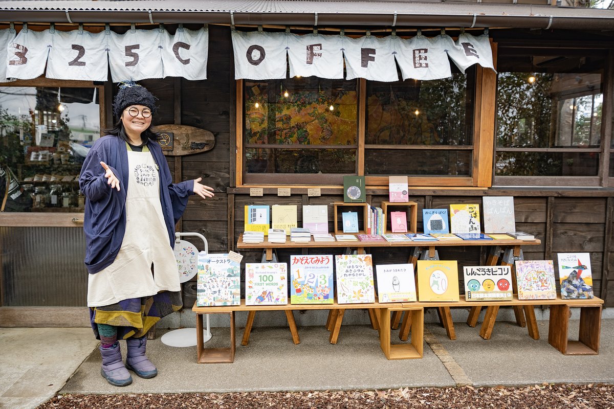 Locomo7info's tweet photo. 【新着インタビュー🎉】

手のひらの中のキラキラを、あなたのもとへ
─移動式絵本屋「ちいさなえほんや百色眼鏡」

▪️記事はこちら
https://t.co/Wez4g5czzU https://t.co/hDSkh5Lmas