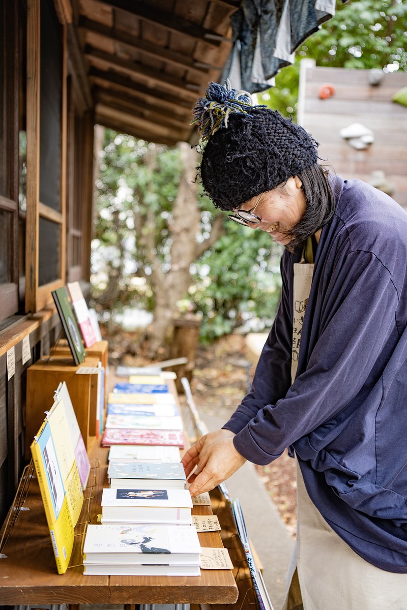 Locomo7info's tweet photo. 【新着インタビュー🎉】

手のひらの中のキラキラを、あなたのもとへ
─移動式絵本屋「ちいさなえほんや百色眼鏡」

▪️記事はこちら
https://t.co/Wez4g5czzU https://t.co/hDSkh5Lmas