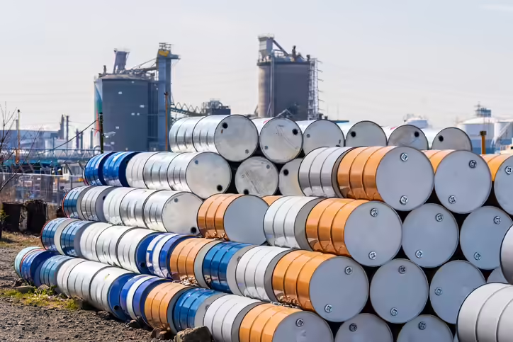 thisisksa's tweet photo. Nayara Energy plans a 35-day shutdown from April. 🚨

It is a major private refiner of India 🇮🇳 and accounts for 8% of the country’s fuel processing capacity.

This takes a significant chunk of refining offline right as the US–Iran war disrupts global oil flows via Hormuz.

Even if crude prices fall, India could still face tight availability and sustained high fuel prices.

Source: Times of India