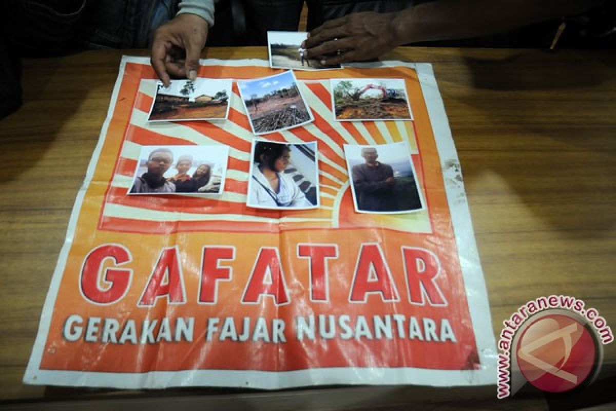 direktoridosen's tweet photo. 🔥Mengenang 10 Tahun Peristiwa, GAFATAR (Gerakan Fajar Nusantara) 🔥

Ketika Pensiunan PNS (@PNS_Ababil) membuat agama baru... 

Pada akhir 2015 hingga awal 2016, Indonesia digemparkan oleh salah satu kasus paling dramatis pasca-Reformasi, ketika sebuah organisasi yang semula tampak sebagai gerakan sosial mandiri berubah menjadi pusaran konflik agama dan kekerasan massa yang menelan ribuan jiwa dalam ketakutan.

🌜 Awalnya, laporan hilangnya beberapa warga, termasuk dokter Rica Tri Handayani beserta bayinya di Yogyakarta, menyulut kecurigaan publik terhadap Gerakan Fajar Nusantara (Gafatar) sebagai kelompok yang “mencuci otak” anggotanya.

🌜 Ketegangan meledak di pertengahan Januari 2016, ketika massa di Kabupaten Mempawah, Kalimantan Barat, marah besar dan membakar puluhan rumah serta pemukiman anggota Gafatar, memaksa ribuan jiwa melarikan diri dalam kepanikan.

🌜 Gelombang pengusiran berlanjut secara massif sepanjang Januari hingga Februari 2016, dengan lebih dari 7.900 orang — termasuk perempuan dan anak-anak — diusir paksa dari Kalimantan Barat dan Kalimantan Tengah, dievakuasi ke berbagai penampungan di Jawa di bawah pengawasan aparat.

🌜 Majelis Ulama Indonesia (@MUI_Pusat) secara resmi mengeluarkan fatwa pada 3 Februari 2016, menyatakan ajaran Gafatar sebagai sesat dan menyesatkan, karena dianggap metamorfosis dari aliran Al-Qiyadah Al-Islamiyah yang telah lama difatwa sesat.

🌜 Pemerintah pusat merespons cepat dengan instruksi penutupan kantor-kantor Gafatar, diikuti penerbitan Surat Keputusan Bersama (SKB) tiga menteri pada 24 Maret 2016 yang melarang segala aktivitas organisasi tersebut. (menag kala itu:  @lukmansaifuddin) 

🌜 Puncaknya, pemimpin utama seperti Ahmad Moshaddeq (juga dikenal sebagai Ahmad Musadeq atau Abdussalam), Mahful Muis Tumanurung, dan Andry Cahya ditahan dan diadili atas tuduhan penodaan agama. Ketiganya divonis 5 tahun penjara pada Maret 2017 (tidak terbukti makar), dengan vonis banding yang tetap dikuatkan.

🌜 Setelah menjalani hukuman, Ahmad Moshaddeq secara terbuka menyatakan telah bertobat dan kembali memeluk agama Islam sepenuhnya.

🌱Peristiwa ini tidak hanya meninggalkan luka mendalam bagi ribuan eks anggota yang kehilangan harta benda dan kehormatan, tetapi juga menjadi diskusi tajam tentang batas antara kebebasan berkeyakinan dan keresahan masyarakat mayoritas.

@sharpandshark  / @kittenclaay / @arieparikesit / @r3tmono / @senogp / @bopo_jodhipati / @fauzanmuhajir / @piyopikavet