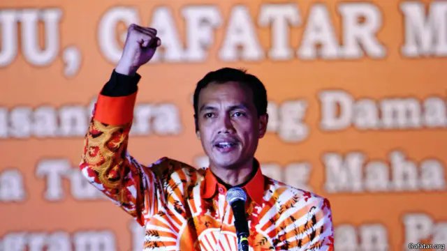 direktoridosen's tweet photo. 🔥Mengenang 10 Tahun Peristiwa, GAFATAR (Gerakan Fajar Nusantara) 🔥

Ketika Pensiunan PNS (@PNS_Ababil) membuat agama baru... 

Pada akhir 2015 hingga awal 2016, Indonesia digemparkan oleh salah satu kasus paling dramatis pasca-Reformasi, ketika sebuah organisasi yang semula tampak sebagai gerakan sosial mandiri berubah menjadi pusaran konflik agama dan kekerasan massa yang menelan ribuan jiwa dalam ketakutan.

🌜 Awalnya, laporan hilangnya beberapa warga, termasuk dokter Rica Tri Handayani beserta bayinya di Yogyakarta, menyulut kecurigaan publik terhadap Gerakan Fajar Nusantara (Gafatar) sebagai kelompok yang “mencuci otak” anggotanya.

🌜 Ketegangan meledak di pertengahan Januari 2016, ketika massa di Kabupaten Mempawah, Kalimantan Barat, marah besar dan membakar puluhan rumah serta pemukiman anggota Gafatar, memaksa ribuan jiwa melarikan diri dalam kepanikan.

🌜 Gelombang pengusiran berlanjut secara massif sepanjang Januari hingga Februari 2016, dengan lebih dari 7.900 orang — termasuk perempuan dan anak-anak — diusir paksa dari Kalimantan Barat dan Kalimantan Tengah, dievakuasi ke berbagai penampungan di Jawa di bawah pengawasan aparat.

🌜 Majelis Ulama Indonesia (@MUI_Pusat) secara resmi mengeluarkan fatwa pada 3 Februari 2016, menyatakan ajaran Gafatar sebagai sesat dan menyesatkan, karena dianggap metamorfosis dari aliran Al-Qiyadah Al-Islamiyah yang telah lama difatwa sesat.

🌜 Pemerintah pusat merespons cepat dengan instruksi penutupan kantor-kantor Gafatar, diikuti penerbitan Surat Keputusan Bersama (SKB) tiga menteri pada 24 Maret 2016 yang melarang segala aktivitas organisasi tersebut. (menag kala itu:  @lukmansaifuddin) 

🌜 Puncaknya, pemimpin utama seperti Ahmad Moshaddeq (juga dikenal sebagai Ahmad Musadeq atau Abdussalam), Mahful Muis Tumanurung, dan Andry Cahya ditahan dan diadili atas tuduhan penodaan agama. Ketiganya divonis 5 tahun penjara pada Maret 2017 (tidak terbukti makar), dengan vonis banding yang tetap dikuatkan.

🌜 Setelah menjalani hukuman, Ahmad Moshaddeq secara terbuka menyatakan telah bertobat dan kembali memeluk agama Islam sepenuhnya.

🌱Peristiwa ini tidak hanya meninggalkan luka mendalam bagi ribuan eks anggota yang kehilangan harta benda dan kehormatan, tetapi juga menjadi diskusi tajam tentang batas antara kebebasan berkeyakinan dan keresahan masyarakat mayoritas.

@sharpandshark  / @kittenclaay / @arieparikesit / @r3tmono / @senogp / @bopo_jodhipati / @fauzanmuhajir / @piyopikavet