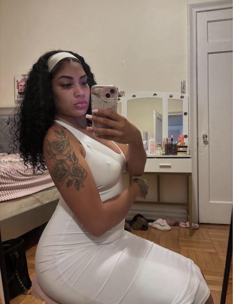 ElizabethJvrb2t's tweet photo. Random pictures of myself 😍 How do I look good 😜 https://t.co/izcRGCRUmR