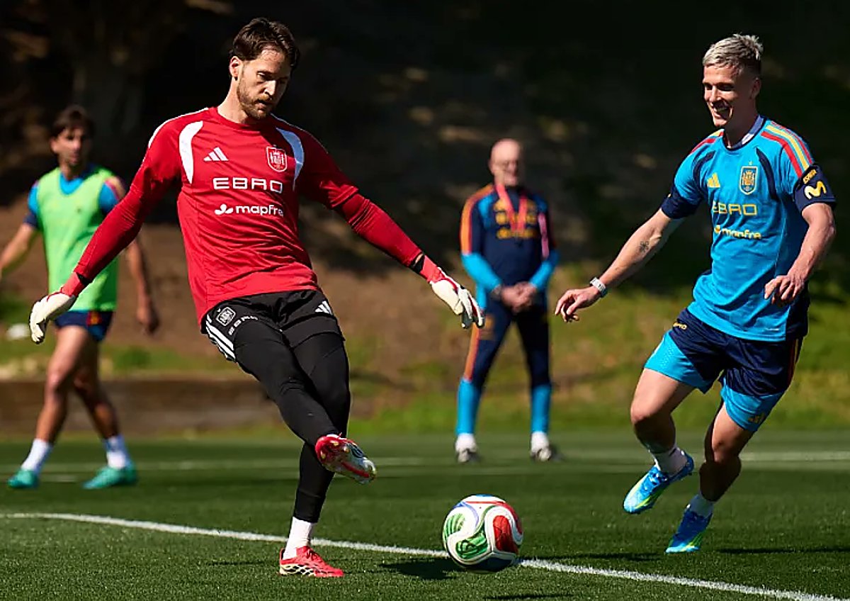 FrancescValdi's tweet photo. Álex Remiro se lleva las collejas de sus compañeros y un piropo de Joan García por su cumpleaños: «Es un gato»
El guardameta de la Real cumple 31 años en plena concentración de la selección española y con el debate en la portería en plena ebullición.
https://t.co/UAdmryZztj https://t.co/hCitDHrobZ