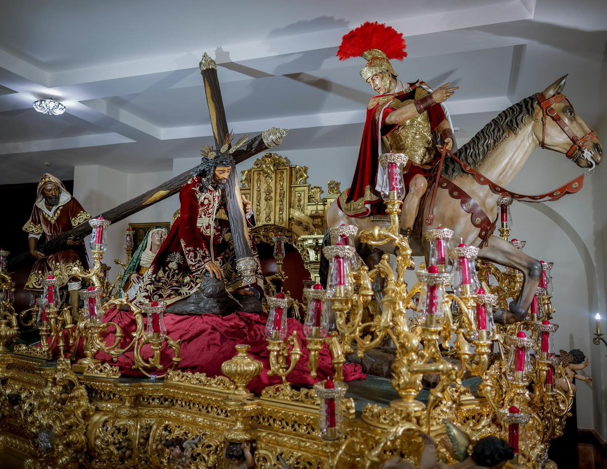 En el Viacrucis y Santo Entierro magnos las mismas hermandades apostaron por este tipo de plumas, pero como aún no habíais escuchado a un profesor en la tele al que echarle las culpas, todo estaba bien.

Mi sevillita cofrade 😮‍💨
