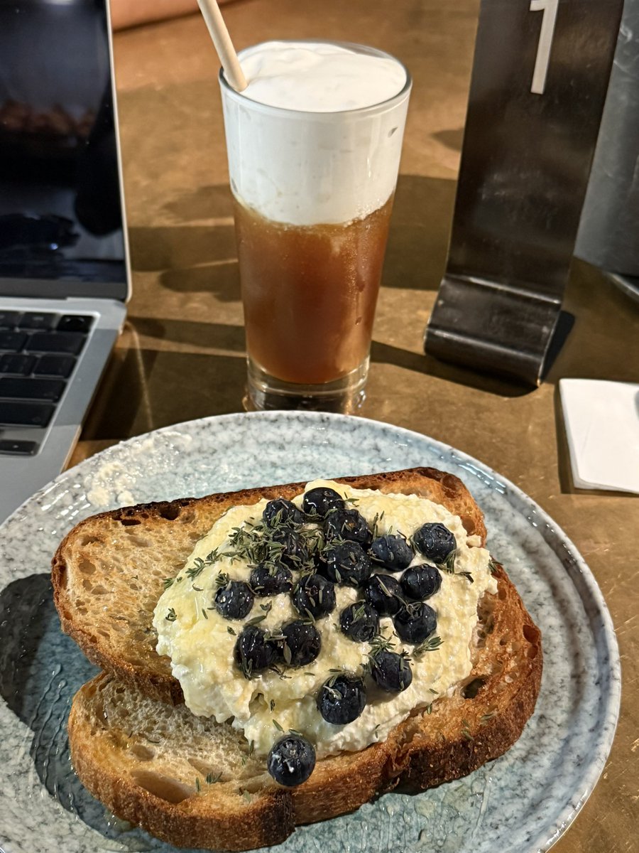 她在時間門外 tweet media