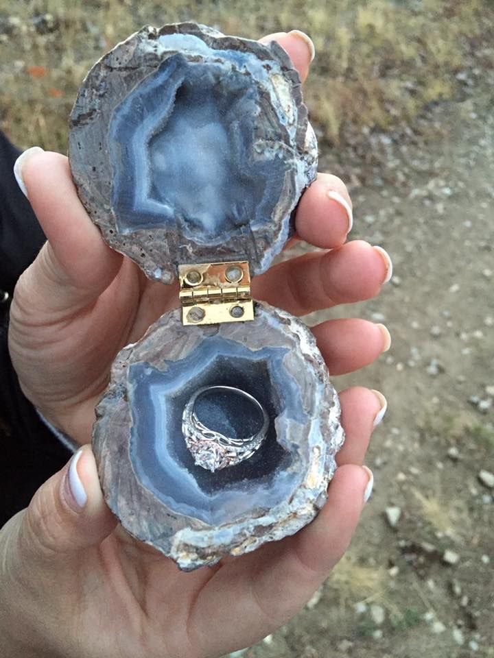 seraphicxc's tweet photo. Geode Ring Box 💍 https://t.co/ek25LDmtQs