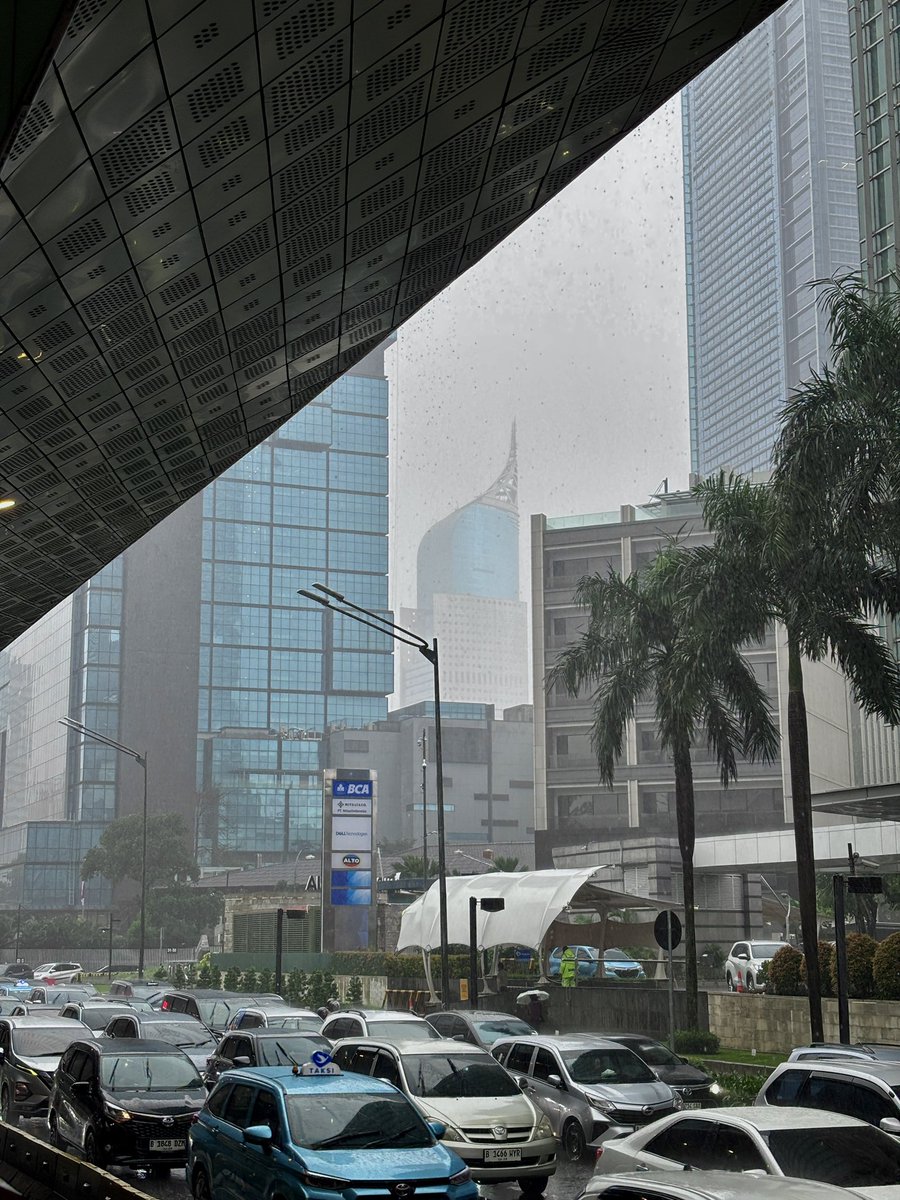 iamrobiinn's tweet image. Pilih mana, sore yang cerah atau yang hujan?