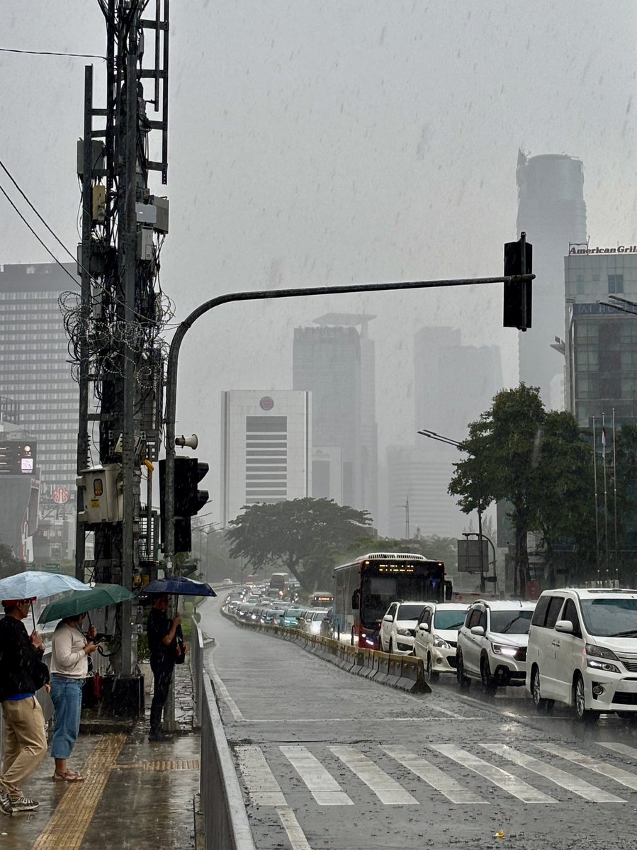 iamrobiinn's tweet image. Pilih mana, sore yang cerah atau yang hujan?