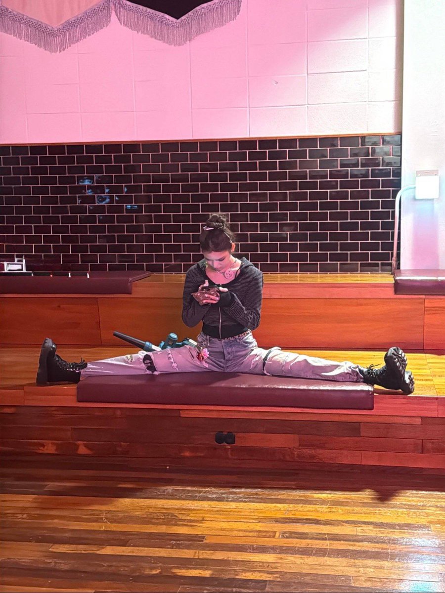 walking visual Mai ⭐️ tweet media