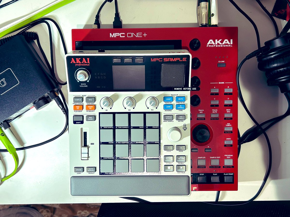 saru_ktm's tweet image. MPC sample届いた！
嫁の帰宅前に搬入完！！
早く触りたい！
MPC one+がモバイルバッテリーで駆動出来るようにしてあるから、買おうか一瞬迷ったけど本能に逆らえなかった。

MPC one +とのサイズ比較。
#akai
#mpc
#akaipro