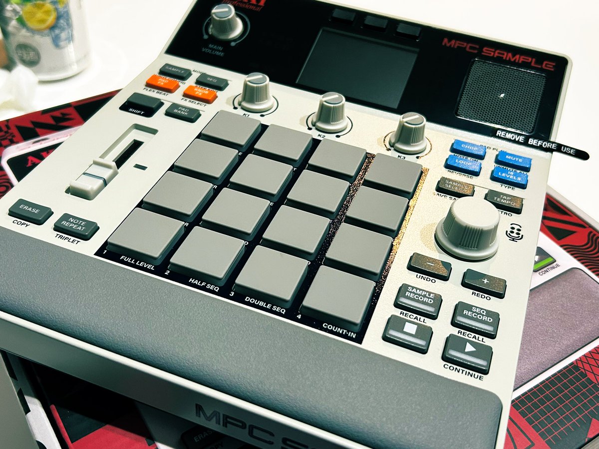 saru_ktm's tweet image. MPC sample届いた！
嫁の帰宅前に搬入完！！
早く触りたい！
MPC one+がモバイルバッテリーで駆動出来るようにしてあるから、買おうか一瞬迷ったけど本能に逆らえなかった。

MPC one +とのサイズ比較。
#akai
#mpc
#akaipro