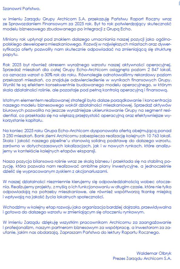 KamilZamojc's tweet photo. #Archicom wyniki 4Q'25 (neutralnie)
W porównaniu z konsensusem w punkt, lekko na plus na przychodach, co zamortyzowało lekko niższą marżowość. W całym 2025 marża zysku brutto ze sprzedaży osiągnęła poziom 33,3%, a w samym 4Q tylko 28,8%. Celują w utrzymanie marży na poziomie 30-40%.
Głównym wątkiem w tym przypadku jest jednak przyszłość i wyniki najbliższych lat. Tu zdanie jest podzielone. #ARH mówi, że sprzeda w przyszłym roku 3,2-3,5 tys. mieszkań, a przekaże 3-3,2 tys. Po roku 2026 mówiło się o sprzedaży 4 tys. rocznie, aczkolwiek nie wiem na ile jest to aktualne na dzisiaj. Analitycy nieco mniej optymistycznie to widzą (Pekao 3,2k, mBank 3,3k sprzedaż w 2026), jest więc lekkie pole do zaskoczeń, o ile uda się dowieźć wyższe poziomy. W roku 2025 sprzedano dla porównania 2847 mieszkań (1066 w samym 4Q'25) oraz przekazano 2138 lokali.
W 2025 roku spółka wprowadziła do oferty i przedsprzedaży 3.274 mieszkania, a bank ziemi osiągnął wartość 10.763 lokali. Na koniec 4Q posiadała 3.258 mieszkań w ofercie i realizowała 32 projekty w 6 największych miastach w Polsce, odpowiada to skali ponad 6.600 lokali.
Na koniec 2025 wartość mieszkań sprzedanych, a nieprzekazanych to 2,3 mld zł.
Reasumując, wyniki 4Q oceniam neutralnie, bo bez zaskoczenia, ale w jakimś stopniu potwierdzają plany Zarządu o sprzedaży na poziomie 1 tys. mieszkań kwartalnie (4 tys. w rok, jako cel po 2026). Celują w bycie deweloperem nr 3 w Polsce, obecnie 4.
Sam Prezes Olbryk to podsumował: "mamy sprawność operacyjną, która powoduje, że tysiąc sprzedanych lokali kwartalnie jest możliwe w naszej organizacji". Jednocześnie mówi się o rosnącym udziale segmentu popularnego, który jak podejrzewam (do zweryfikowania) wpływa na obniżenie marży. W 2025 segment ten odpowiadał za około 40% zawartych umów, w kolejnych latach udział może wzrosnąć do 50%.