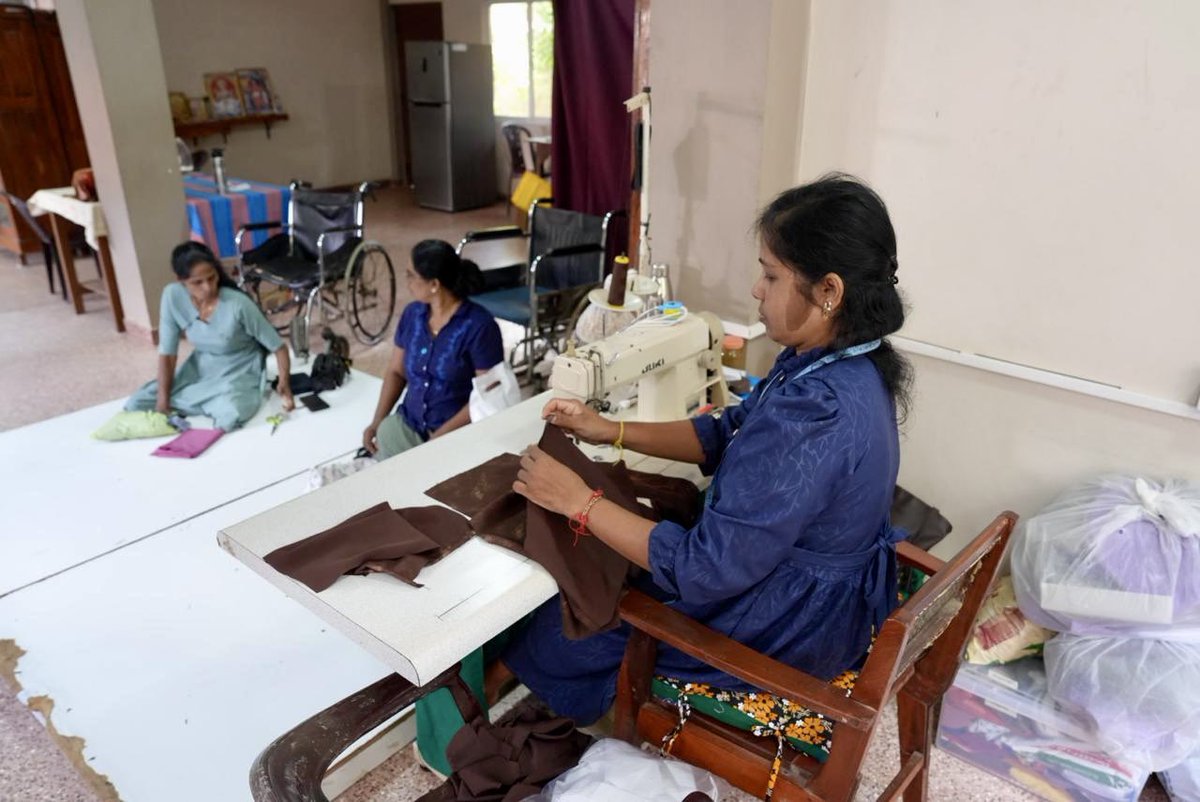MAFrancheUN's tweet photo. Inspiring visit to Association for Rehabilitation of the Differently Abled in Jaffna, a centre supporting persons with disabilities since 1990 to build skills and livelihoods.

Great to meet women generating income through sewing, garland and envelope making. https://t.co/paYK48ETTw