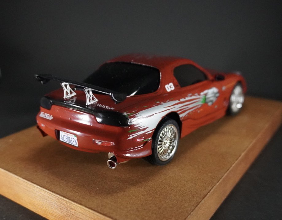 Koji0137's tweet photo. アオシマより、ワイルド・スピード FD3S RX-7完成しました！
今回は、トップコートのみ缶スプレーを使い、後は筆塗りで制作しています🤩
「筆塗りでもカーモデルを作れるか」ということの結論ですが、かなり神経を使うが不可能ではなかったです👍
一気に色を乗せず、何度も平筆で少しずつ塗装していくと、そこそこ綺麗な塗膜になりしたー！
#アオシマ
 #ワイルドスピード 
#カーモデル 
#筆塗り