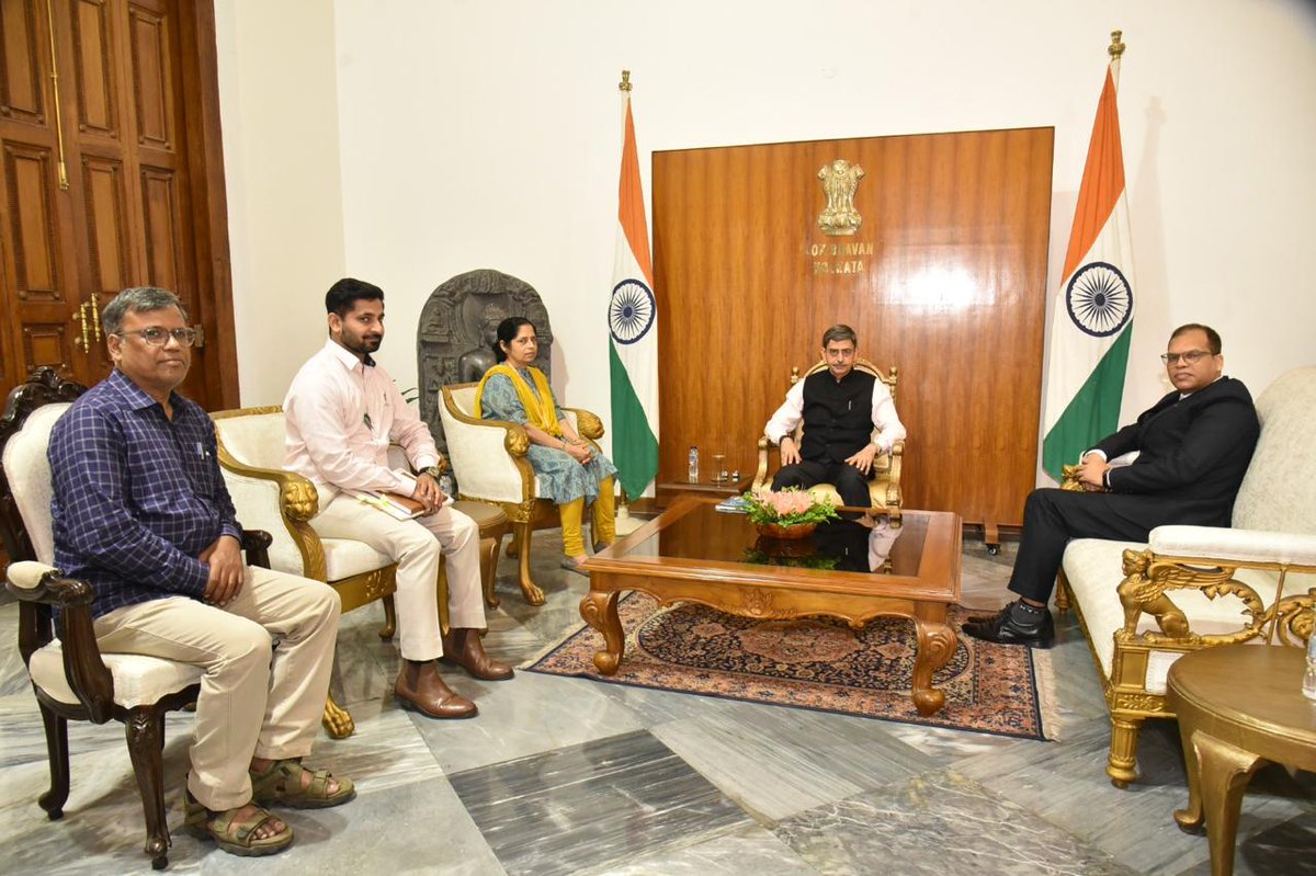 NCSC_GoI's tweet photo. Today, the Hon’ble Member of the National Commission for Scheduled Castes, Dr. Partha Biswas, held a meeting with the Hon’ble Governor of West Bengal, Shri R.N. Ravi, during his Bengal visit. A detailed discussion was held on Scheduled Castes matters. #NCSC #Article338 https://t.co/Xove6srwfM
