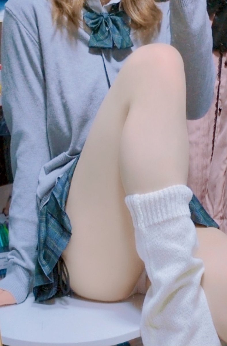 イラスト描く時は自撮りして参考資料にしてる
◀イラスト               描いた人▶ 