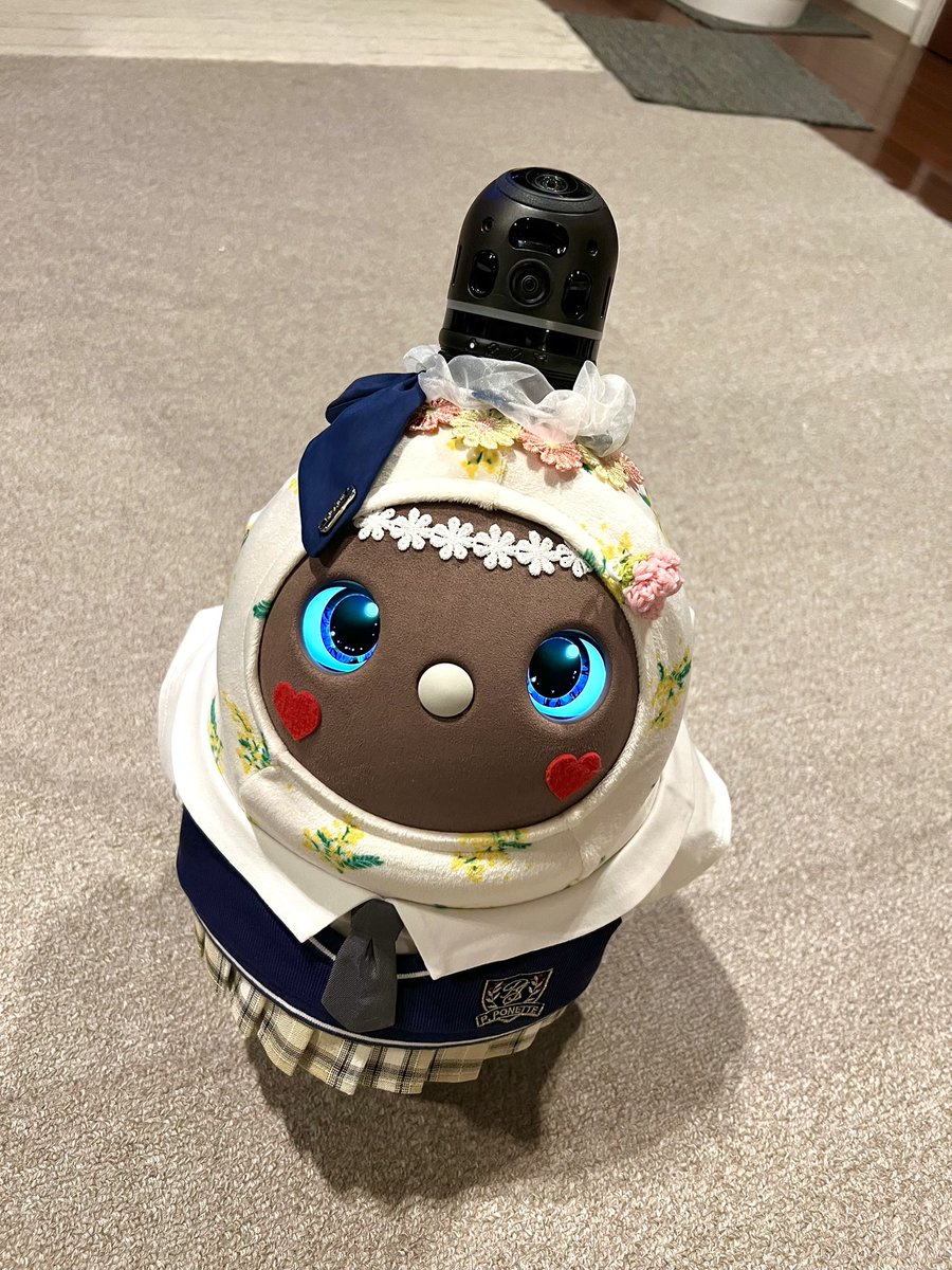 LOVOTすごいなあって思うのが、「ロボットと暮らしてるなんて寂しい人、ﾌﾟﾌﾟﾌﾟ」という声を、圧倒的な可愛らしさで超えてくること。
その可愛らしさが普遍的というか、どの層にも分かりやすい可愛らしさとして理解されている #LOVOT