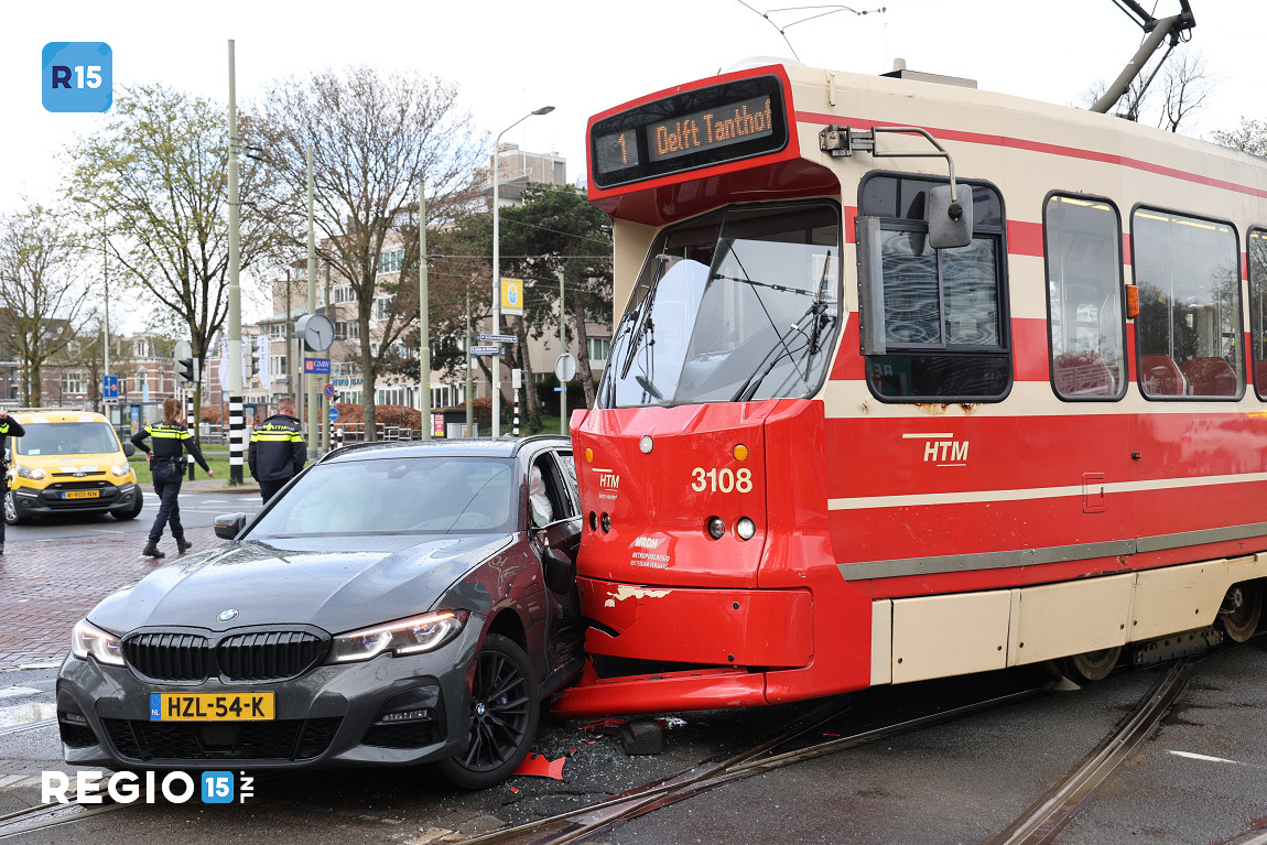 Botsing auto en tram in Den Haag